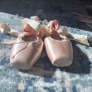 Used Suffolk Stellar Pointe Shoes